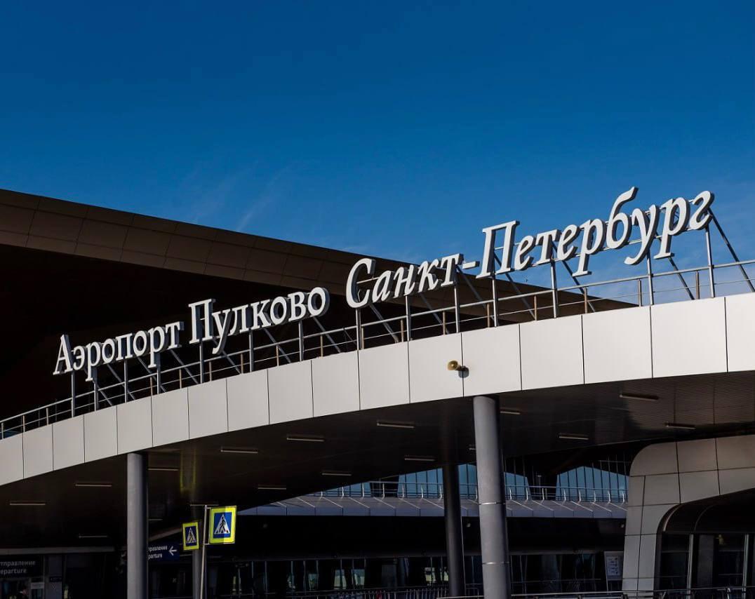 Реконструкцию терминала Пулково 1 начнут не раньше 2030 года ООО Воздушные ворота Северной столицы ВВСС управляющая компания аэропорта Пулково приступит к реконструкции терминала Пулково 1 не ранее 2030 г Гендиректор ВВСС Леонид Сергеев сообщил что в настоящее время здание используется для приема и отправки внутренних рейсов но при этом задействовано лишь 15 000 из 60 000 кв м общей площади исторического здания Утвержденного плана реконструкции Пулково 1 пока нет однако у компании есть четкое видение оптимального подхода к данному вопросу для улучшения условий и качества обслуживания пассажиров Ожидается что после завершения работ полезная площадь здания должна быть увеличена до более чем 50 000 кв м Решение о необходимости обновления терминала будет зависеть от динамики пассажиропотока Пресс служба аэропорта Пулково Telegram Max