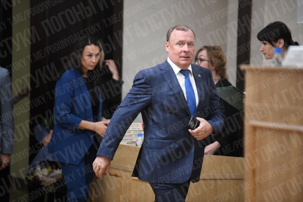 Мэр Екатеринбурга летит в Москву, рассчитывая на бонус после триумфа на всероссийском голосовании. Орлов анонсировал встречу с главой Минстроя РФ Файзуллиным. «Буду вносить ему предложения, чтобы наш город и работа городской команды были отмечены на федеральном уровне, мы внесли самый серьезный вклад [в голосовании «Формирование комфортной городской среды»]», – сказал он.   Екатеринбург набрал больше всех голосов среди городов-миллионников, уступив только Москве и Санкт-Петербургу. И теперь может рассчитывать на федеральное финансирование для благоустройства набережной рек Исеть и Ольховка.  И не только. «Второй проект – наша знаменитая Метеогорка – он не такой большой по объему. Может, и удастся этот проект захватить каким-то образом», – надеется Орлов.  Главный политический канал Урала