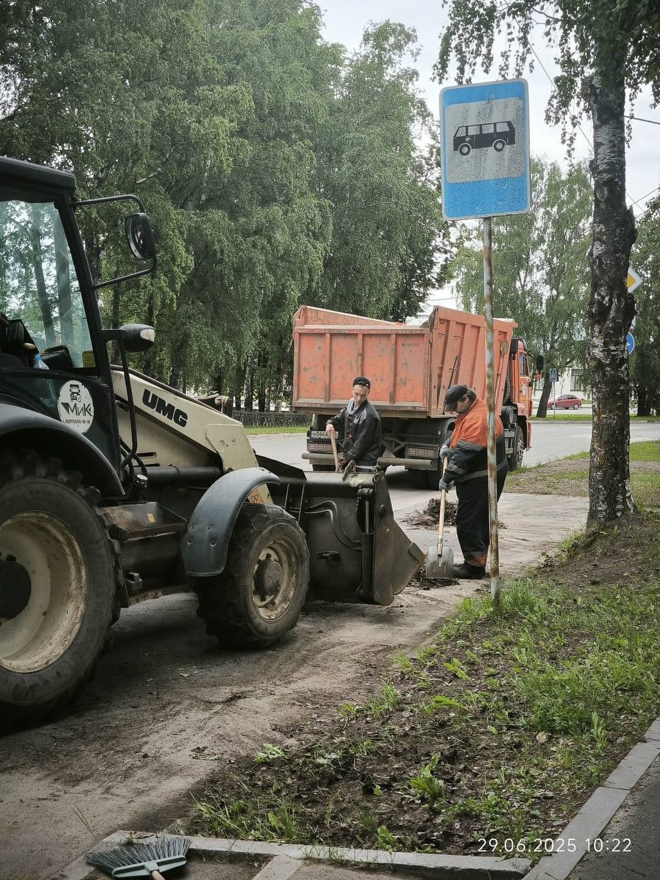 Череповецких коммунальщиков отправили в Белозерск «Помочь навести в городе порядок поручил мэру Череповца Роману Эдуардовичу Маслову по итогам рабочего визита в Белозерск в прошлую пятницу. Техника прибыла на подмогу вчера, работала с самого утра,» - сообщает губернатор Георгий Филимонов. От компании «ТрансАвтоТур» вчера отправлены 8 специалистов и 6 единиц техники, сегодня к ним должны присоединиться коллеги из «СпецАвтоТранс». Может, и правда Череповец все свои проблемы с уборкой уже решил? Фото: «Филимонов LIVE»