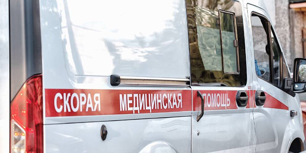 Пациент устроил погром в машине скорой помощи в Москве Инцидент произошел на юге столицы Медики приехали на вызов и забрали мужчину для оказания помощи однако уже через несколько минут сами оказались в опасности Пациент внезапно начал громить салон автомобиля разбрасывать медицинское оборудование и документы Врачи были вынуждены покинуть машину и дождаться полиции Правонарушителя задержали на месте происшествия Видео   t me otr tv 92068 112
