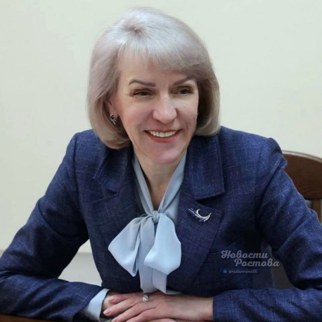 Светлана Камбулова приняла приглашение таганрожцев на чай из вонючей воды  Сити-менеджер Таганрога Ростовской области прокомментировала жалобы горожан на вонь от водопроводной воды.    - Готова откликнуться на ваши предложения, дорогие таганрожцы, которые вы оставляете в комментариях, пригласить меня в гости, чтобы вместе попить чай, - написала Камбулова в своём телеграмм-канале.    Впрочем, чиновница сразу же обозначила, что это была шутка. Если говорить серьёзно, она пояснила, что неприятный запах обусловлен природными факторами.    - Специалисты Таганрогского водоканала поясняют, что наличие посторонних запахов связано с сезонными колебаниями качества исходной воды: температура, скорость течения реки оказывают влияние на органические вещества, вызывая естественный ароматический эффект даже после очистки, - добавила Камбулова.    Она также отметила, что прежде, чем попасть в краны, вода проходит тщательную очистку и обработку, в том числе жидким хлором.    Как подчеркнула Камбулова, качество воды в городе строго контролируют специалисты Водоканала и Роспотребнадзора.    В настоящее время вода в Таганроге полностью соответствует санитарным требованиям и нормативам СанПиН, а неприятный запах абсолютно безвреден для здоровья человека.   Подписаться на "Новости Ростова"    Прислать новость