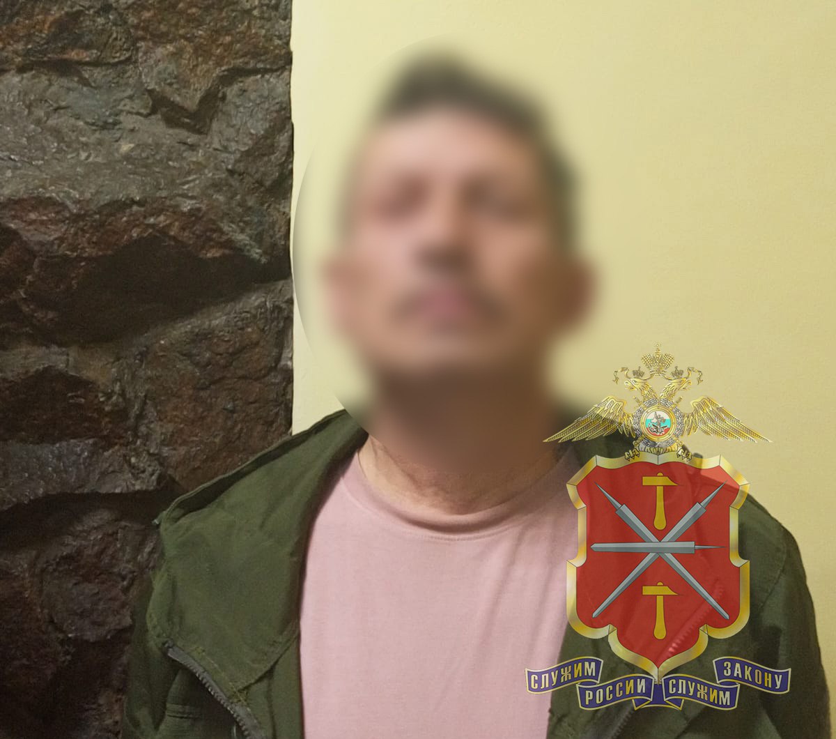 Веневскими полицейскими раскрыта кража имущества из квартиры  В дежурную часть ОМВД России по Веневскому району поступило сообщение от местного жителя о краже имущества из квартиры. Общий материальный ущерб составил более 30 тысяч рублей.  В ходе оперативно-розыскных мероприятий сотрудники уголовного розыска ОМВД России по Веневскому району установили личность и местонахождение подозреваемого. Им оказался ранее судимый 55-летний местный житель.  Предполагаемый злоумышленник, воспользовавшись свободным доступом в квартиру заявителя, совершил хищение денежных средств и материальных ценностей на общую сумму 31 тысяча 300 рублей.  По данному факту следователем возбуждено и расследуется уголовное дело по ч.2 ст.158 Уголовного кодекса Российской Федерации «Кража», подозреваемому избрана мера пресечения в виде подписки о невыезде и надлежащем поведении.  #МВД #МВДРоссии #Полиция #ПолицияРоссии #Police #RussianPolice #Russia #ТульскаяПолиция