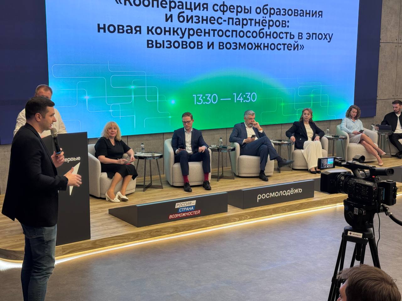 в Национальном центре «Россия» проходит Экспертная дискуссия «Кооперация сферы образования и бизнес-партнёров: новая конкурентоспособность в эпоху вызовов и возможностей». Станислав Косарев, Директор по работе с государственным сектором компании «Алгоритмика»: «Я вернулся сейчас из Нижнего Новгорода, где проходила конференция ЦИПР и финал Международной IT-Олимпиады, которую мы делаем совместно с правительством Нижегородской области при поддержке Сбера. То есть была просто идея, инициатива, которая в итоге выросла до 50-ти стран- участников. Сейчас, опять же, из Нижнего Новгорода, мы запускаем непрерывную подготовку IT-кадров. Формируем навыки работы в IT и с искусственным интеллектом начиная с детского сада и до школы, охватывающей начальные и старшие классы. Далее будет связь с вузами и учреждениями среднего профессионального образования, так как они заинтересованы в подготовленных студентах, которые хорошо сдают ЕГЭ и участвуют в различных олимпиадах. Мы помогаем выстроить эту взаимосвязь. Ещё хотелось бы обратиться к вузам и учреждениям: важно не быть закрытыми и стремиться к взаимодействию с бизнесом. Поскольку я часто путешествую по регионам и встречаюсь с руководителями образовательных учреждений, нередко сталкиваюсь с устаревшими учебными планами. Некоторые из них настолько неактуальны, что студенты не успевают адаптироваться, как учебный план уже нуждается в обновлении». НОП — соорганизатор Форума #НОП
