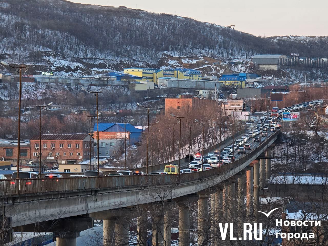 По Рудневскому мосту запустили движение после массового ДТП. Скорость пока очень медленная.