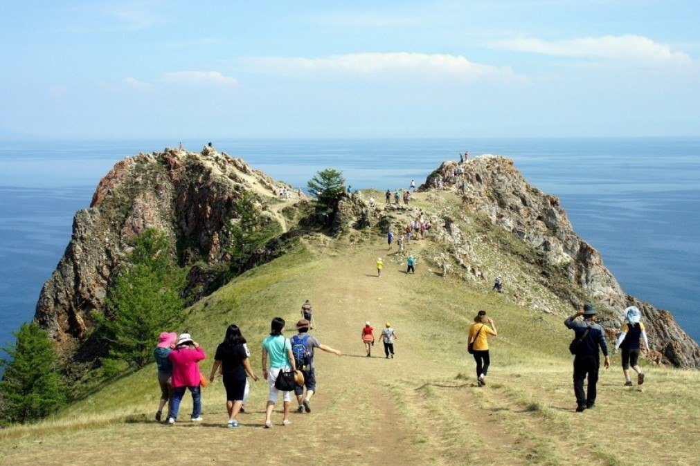 В Иркутской области определили даты аттестации экскурсоводов и гидов переводчиков в 2026 году Аттестация в 2026 году будет осуществляться ежемесячно начиная с февраля Утвержденные даты экзаменов 11 февраля 18 марта 16 апреля 19 мая 9 июня 16 июля 11 августа 15 сентября 14 октября 19 ноября 15 декабря Работа по подготовке кадров ведется в рамках нацпроекта Туризм и гостеприимство направлена на формирование безопасной и комфортной туристической среды В Приангарье традиционно проходит много событийных мероприятий важно чтобы гостей региона сопровождали компетентные специалисты которые не только хорошо знают историю Иркутской области но и смогут обеспечить безопасное нахождение туристов на маршрутах отметила руководитель агентства по туризму Приангарья Евгения Найденова Подать документы на аттестацию можно через личный кабинет на портале Госуслуги Для подготовки специалистов к экзамену агентство по туризму совместно с членами аттестационной комиссии разработали методическое пособие Экскурсии в Иркутске и на Байкале Подписывайтесь на Правительство Иркутской области в MAX