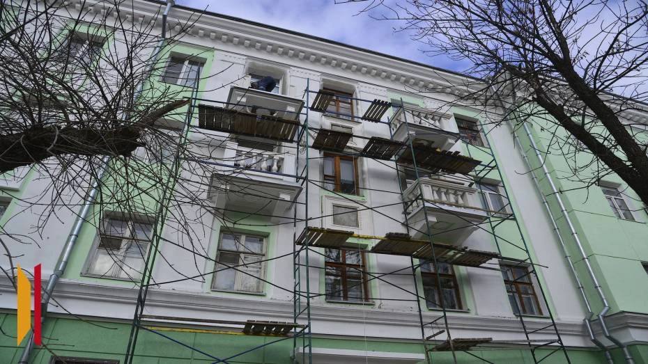 В 2026 году в Воронежской области отреставрируют 12 многоквартирных домов памятников Планируется провести капитальный ремонт в домах по следующим адресам  Борисоглебск улица Советская 26  Воронеж улица Краснознаменная 127  Воронеж улица 20 летия ВЛКСМ 40А  Воронеж улица Алексеевского 24  Воронеж улица Никитинская 2  Воронеж улица Никитинская 3  Воронеж улица Сакко и Ванцетти 77  Воронеж улица Сакко и Ванцетти 80б  Воронеж улица Сакко и Ванцетти 87  Воронеж улица Степана Разина 51  Воронеж улица Тимирязева 3  Острогожск улица Прохоренко 113 В ходе работ в домах памятниках планируется отремонтировать крыши фундаменты фасады подвалы и внутридомовые инженерные системы В некоторых зданиях пройдут завершающие этапы ремонта а в части из них он будет проводиться впервые На работы готовы выделить 82 2 млн рублей Мы в Мах