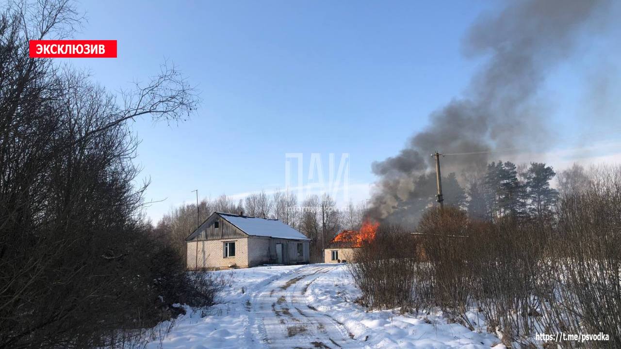 В Пушкиногорском районе, в деревне Рубилово, произошло возгорание частного дома. В момент возгорания в доме находилась пенсионерка которая успела выбежать из горящего дома. Прибывшие пожарные приступили к тушению пожара. Также в доме, по словам хозяйки, находятся газовые баллоны. Тушение пожара продолжается. На месте работает пожарное подразделение, сотрудники полиции, бригады скорой помощи. Обстоятельства выясняются.