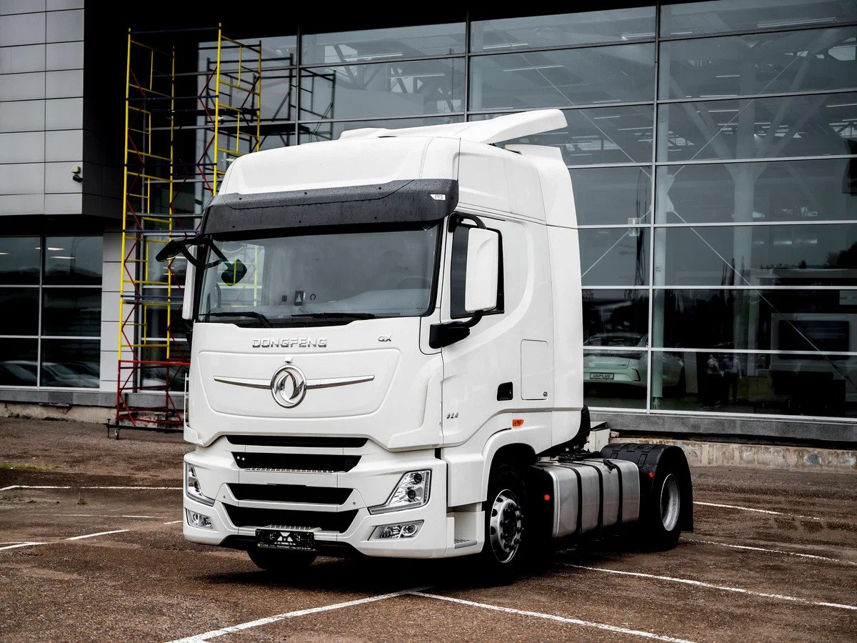 Российское представительство китайского автоконцерна Dongfeng отзывает в России 12 435 тыс седельных тягачей Dongfeng DFH4180 GX для замены ремня безопасности из за некорректной работы Отзыву подлежат грузовики проданные с середины января 2023 года по июнь 2025 года В рамках отзывной кампании на машинах планируется бесплатно заменить ремень безопасности в сборе Dongfeng DFH4180 одна из популярных на российском рынке моделей тяжелых грузовиков По данным Автостата в 2024 году продажи тягачей этой модели выросли почти вдвое до 7 346 тыс шт Доля рынка модели по итогам прошлого года составила 7 2 против 3 в 2023 году Наш канал в MAX