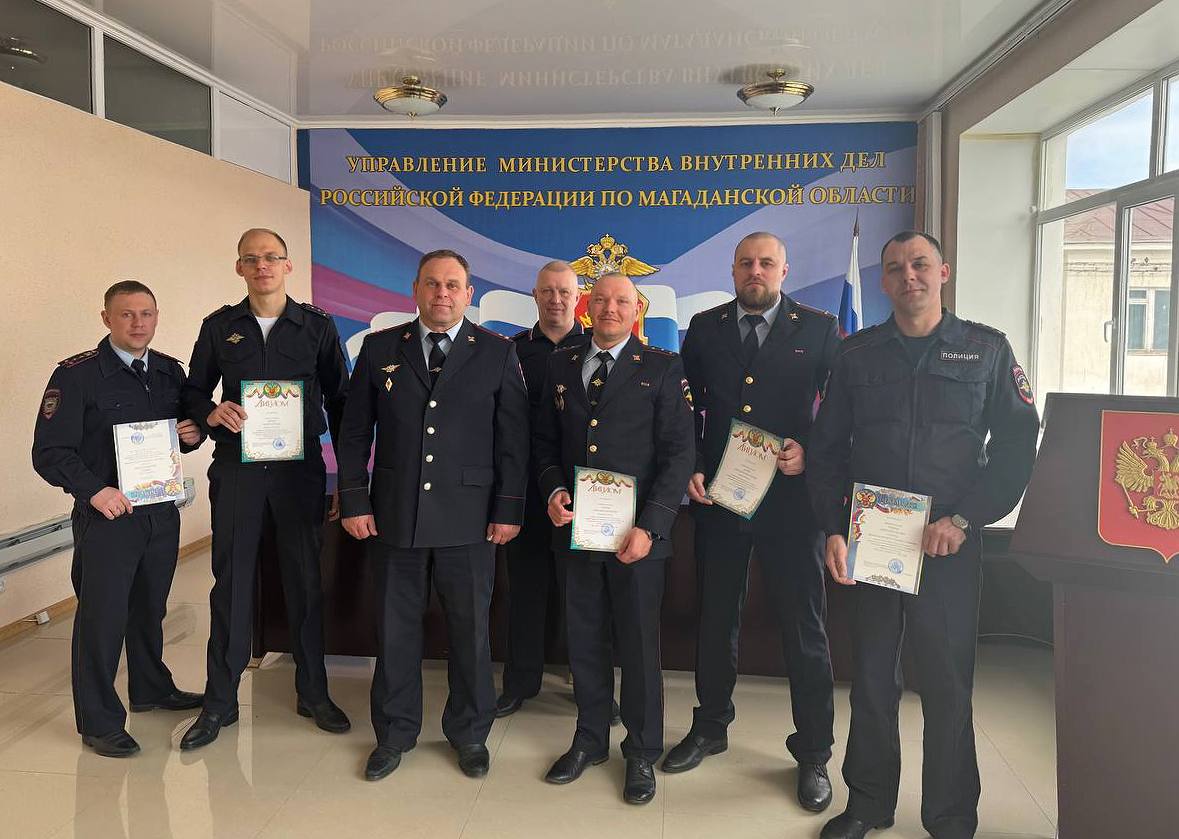 В Магадане подведены итоги регионального этапа конкурса «Лучший по профессии» среди сотрудников уголовного розыска В Центре профессиональной подготовки УМВД России по Магаданской области прошел региональный этап конкурса «Лучший по профессии» среди сотрудников уголовного розыска. В течение двух дней оперуполномоченные соревновались в стрельбе из пистолета Макарова, показывали мастерство по оперативно-служебной и правовой подготовке, а также подтягивались на перекладине, участвовали в кроссе, демонстрировали боевые приемы борьбы. Первое место в общем зачете с результатом 183 балла занял старший оперуполномоченный УУР УМВД капитан полиции Александр Суворов. На втором месте – старший оперуполномоченный ОУР ОМВД России по городу Магадану лейтенант полиции Александр Карпов. Третьим стал оперуполномоченный ОУР Отд МВД России «Хасынское» капитан полиции Артем Леонов. Победителям и призерам заместитель начальника полиции по оперативной работе регионального УМВД России Максим Хаперский вручил дипломы, отметив высокий уровень подготовки сотрудников. В июне лучший сыщик Колымы представит наш регион на Всероссийском этапе конкурса, который пройдет в Омской академии МВД России.
