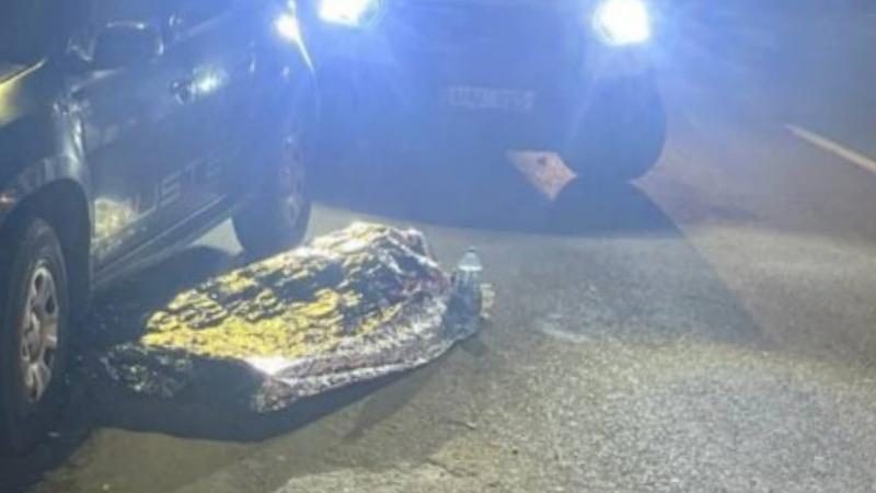 Трагедия у аэропорта человек скончался возле автозаправки Вечером 24 декабря рядом с аэропортом Кишинёва произошёл трагический инцидент возле автозаправочной станции был обнаружен мёртвый человек По данным источников UNIMEDIA пострадавшего нашли лежащим на земле рядом с его личным автомобилем Прибывшие на место медики констатировали смерть Предварительная причина сердечный приступ На данный момент правоохранительные органы не сообщили дополнительных подробностей Подпишись на primulinmd