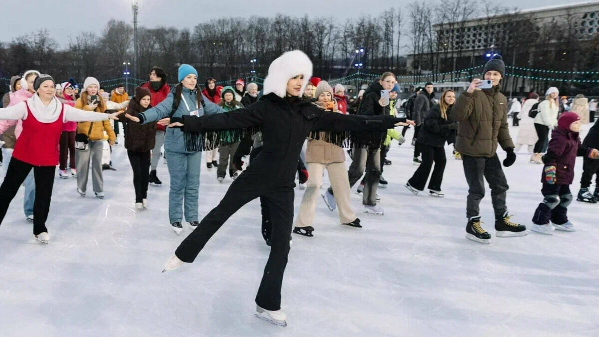 Загитова провела первый мастер класс по фигурному катанию в Лужниках Накануне Алина Загитова открыла серию бесплатных мастер классов по фигурному катанию на главном катке олимпийского комплекса Лужники в Москве Мероприятие стало масштабным по количеству участников и собрало более двух тысяч человек После открытого урока у всех желающих была возможность поучаствовать в фото и автограф сессии вместе с олимпийской чемпионкой Читать полностью