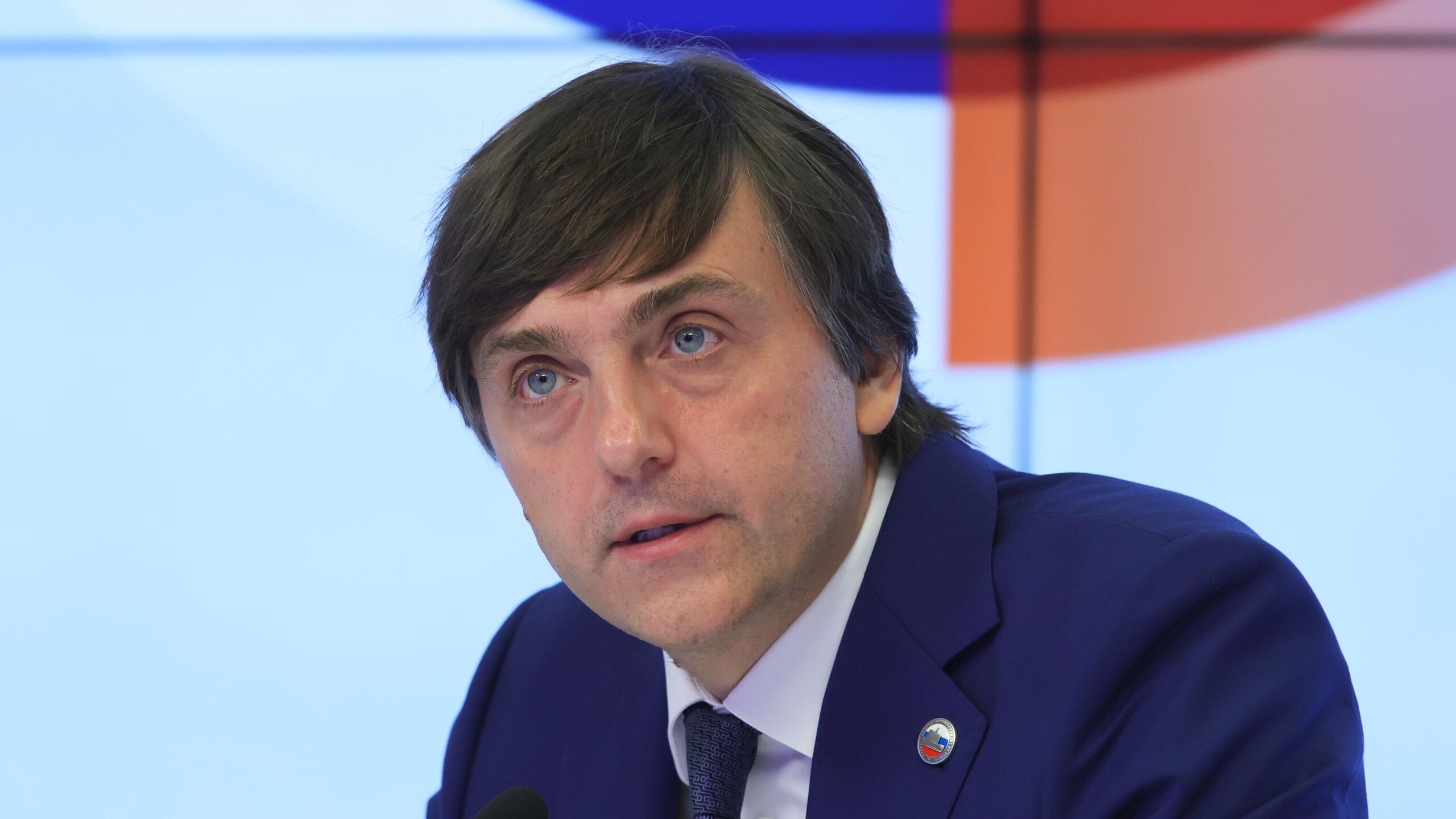 Российские школы в течение трех четырех лет планируется перевести на единые учебники заявил глава Минпросвещения РФ Сергей Кравцов Мы планируем в течение трех четырех лет перейти на единые государственные учебники по предметам школьной программы сказал министр на XXXIV Международных Рождественских образовательных чтениях Кравцов добавил что со следующего учебного года все российские школы с 5 по 11 класс будут учиться по единым учебникам истории Кроме того готовятся единые учебники по русскому языку и литературе а также по естественно научным предметам