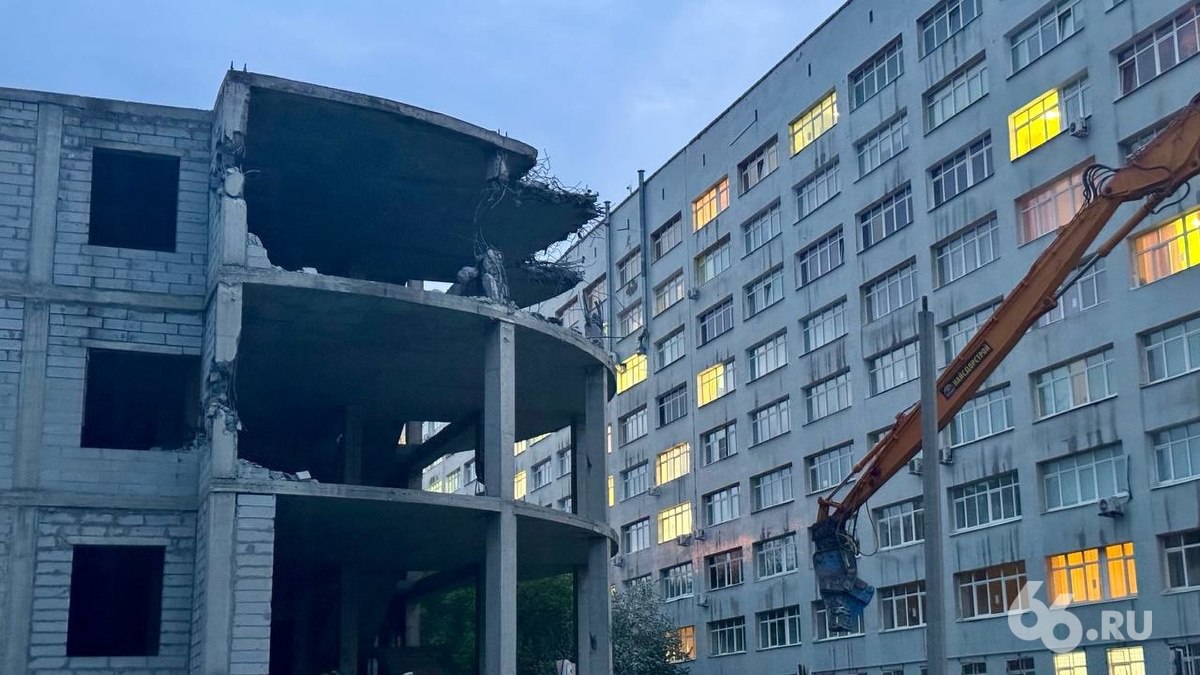 Новый приемный покой для ГКБ №40 появится на месте недостроя Площадь нового корпуса составит 1,5 тысячи квадратных метров, рассказала министр здравоохранения Свердловской области Татьяна Савинова. Строительство начнется уже в июле-августе. Запустят приемный покой в начале следующего года. В новом здании ГКБ №40 изменят процесс оказания помощи. Диагнозы будут ставить быстрее. Сейчас в больнице пять разных приемных покоев — по одному в каждом корпусе, включая роддом. Новости из Екатеринбурга