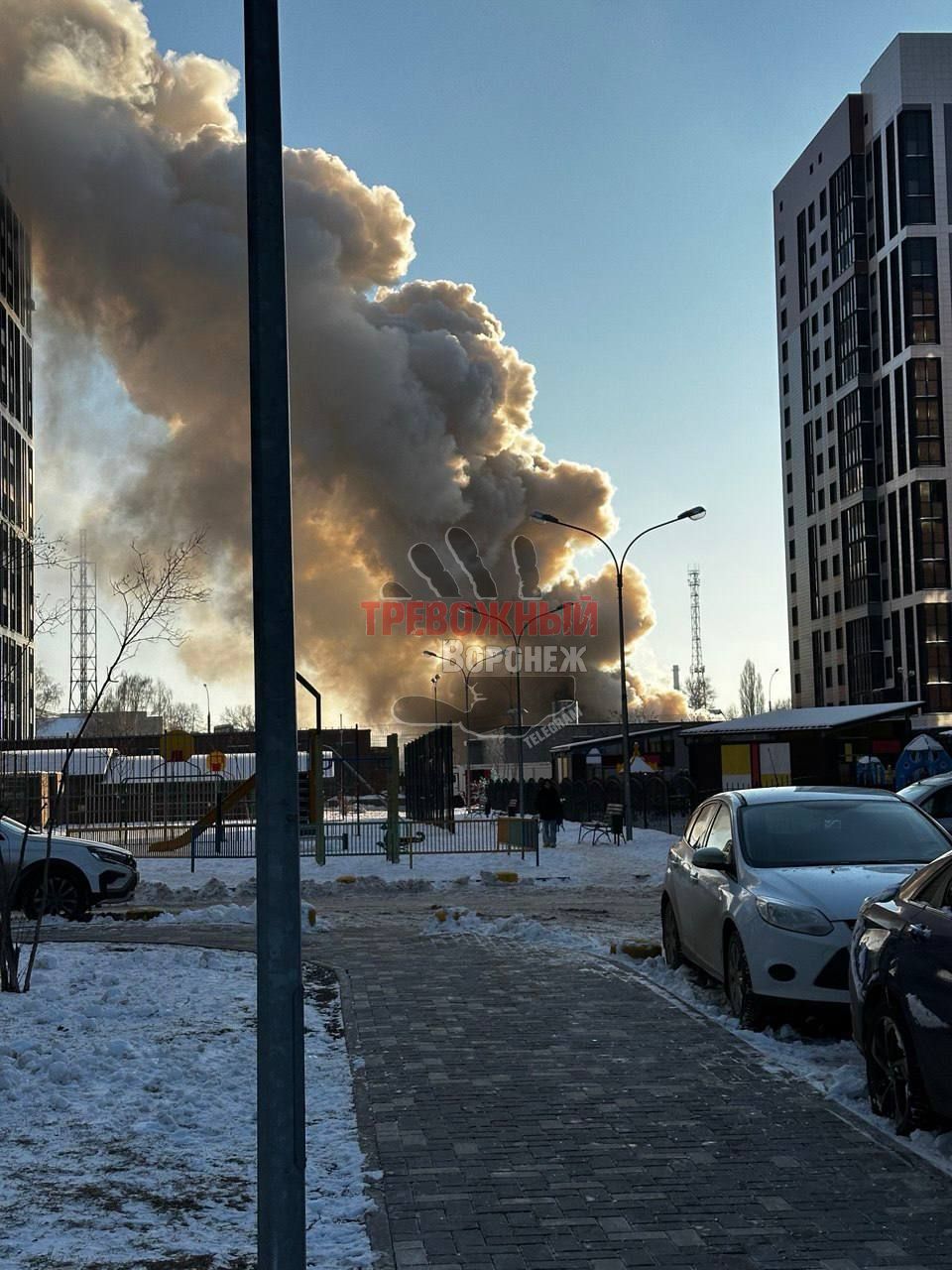 Огнем охвачены частный дом и пристройки. Площадь пожара увеличилась до 300 квадратов.    Подписаться