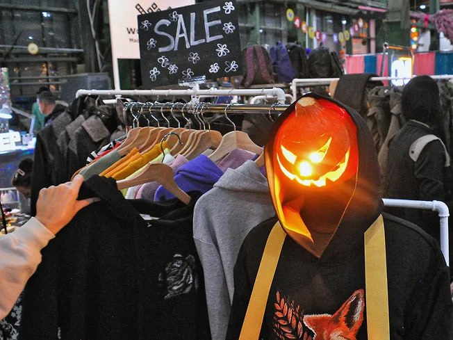 Продажи товаров для Хеллоуина в октябре увеличились на 21 год к году подсчитали в Wildberries Прирост в категории резко замедлился осенью 2024 года он оценивался в 330 год к году Перечень товаров которые потребители покупают к Хеллоуину разнится Среди востребованных позиций декоративная паутина маски Крик и Леонид Якубович накидки с капюшоном наклейки с мигающими летучими мышами воздушные шарики тыквы переводные тату накладные зубы гирлянды в форме черепов и тыкв Общее охлаждение интереса к Хеллоуину происходит в контексте критики общественников и властей в адрес этого праздника Тем не менее рестораторы по прежнему воспринимают его как возможность привлечь дополнительных посетителей планируя проведение тематических вечеринок jkinvest news jkinvest