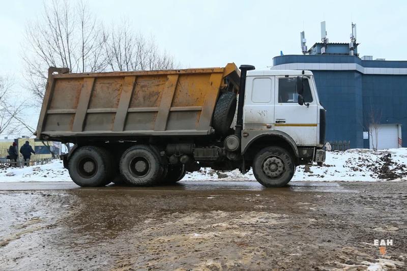 Власти Челябинска проиграли суд подрядчику по уборке дорог  Арбитражный суд отказал в удовлетворении иска комитета дорожного хозяйства о взыскании 60 млн рублей с АО «Ойкумена». КДХ требовал с подрядчика деньги за нарушение условий контракта по содержанию улично-дорожной сети Тракторозаводского района зимой.   В ответ компания выдвинула встречный иск к структуре мэрии. Подрядчик попросил признать незаконными штрафы и взыскать с КДХ 3,5 млн рублей. Суд удовлетворил требования частично.   В 2024 году власти Челябинска подали к «Ойкумене» пять исков на 144,4 млн рублей из-за плохой уборки дорог зимой. Решения по другим делам пока не приняты.