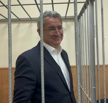 Генпрокуратура требует изъять имущество Алана Марзаева и его семьи Ведомство требует изъять в доход государства коррупционное имущество чиновника Речь идет в том числе о 13 зданиях в Северной Осетии откуда родом Алан Марзаев В требованиях в частности указаны здания в Ардонском районе республики комплекс зданий в Верхнем Фиагдоне квартира во Владикавказе Также Генпрокуратура просит суд изъять у бывшего чиновника дачу в Кармаскалинском районе Башкирии дом в Кисловодске на Ставрополье автомобили премиум класса и квартиру в Москве Ответчиками вместе с экс вице премьером проходят его родители старший сын младший сын с матерью и водитель Генпрокуратура указала в иске что стоимость имущества семьи Марзаева значительно выше легальных доходов 21 ноября Ленинский райсуд Уфы приговорил Алана Марзаева к 13 годам лишения свободы в колонии строгого режима и штрафу в 561 млн руб Чиновника признали виновным в получении взятки в особо крупном размере Ему на 12 лет запретили занимать должности на госслужбе лишили почетных званий и государственных наград Кроме того суд конфисковал у бывшего вице премьера два жилых дома и земельный участок а также размер взятки 37 млн руб Источник РБК Уфа UFA RB Подписаться Прислать новость При отключении интернета доступен наш канал в Max