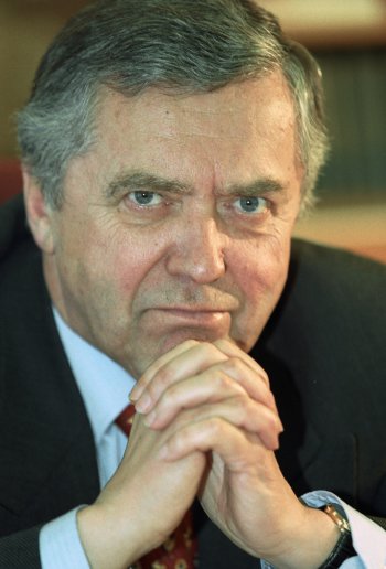 Умер бывший министр по делам СНГ и посол РФ в Италии Анатолий Адамишин, сообщила официальный представитель МИД Мария Захарова. Ему было 89 лет.   Анатолий Адамишин родился в Киеве 11 октября 1934 года. Дипломатическую карьеру он начал с работы в посольстве СССР в Италии. В последствии стал чрезвычайным и полномочным послом в Риме сначала от СССР, а затем и от Российской Федерации  1990–1992 .   В 1994-1997 годах занимал должность чрезвычайного и полномочного посла России в Великобритании, после чего перешел на пост министра по сотрудничеству с государствами СНГ.    Подписывайтесь на «Ъ» Оставляйте «бусты»