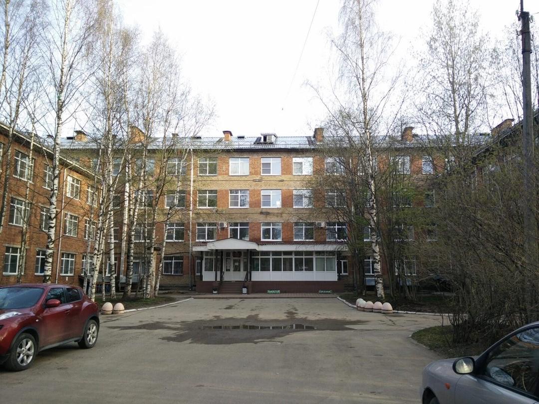 На территории перинатального центра в Сыктывкаре обнаружен погибший работник Госинспекция труда Республики Коми начала расследование несчастного случая в ГБУЗ РК «Коми республиканский клинический перинатальный центр». На территории медучреждения был найден сотрудник без признаков жизни. В настоящее время выясняются обстоятельства трагедии. Для расследования создана комиссия. Подпишись Предложи новость