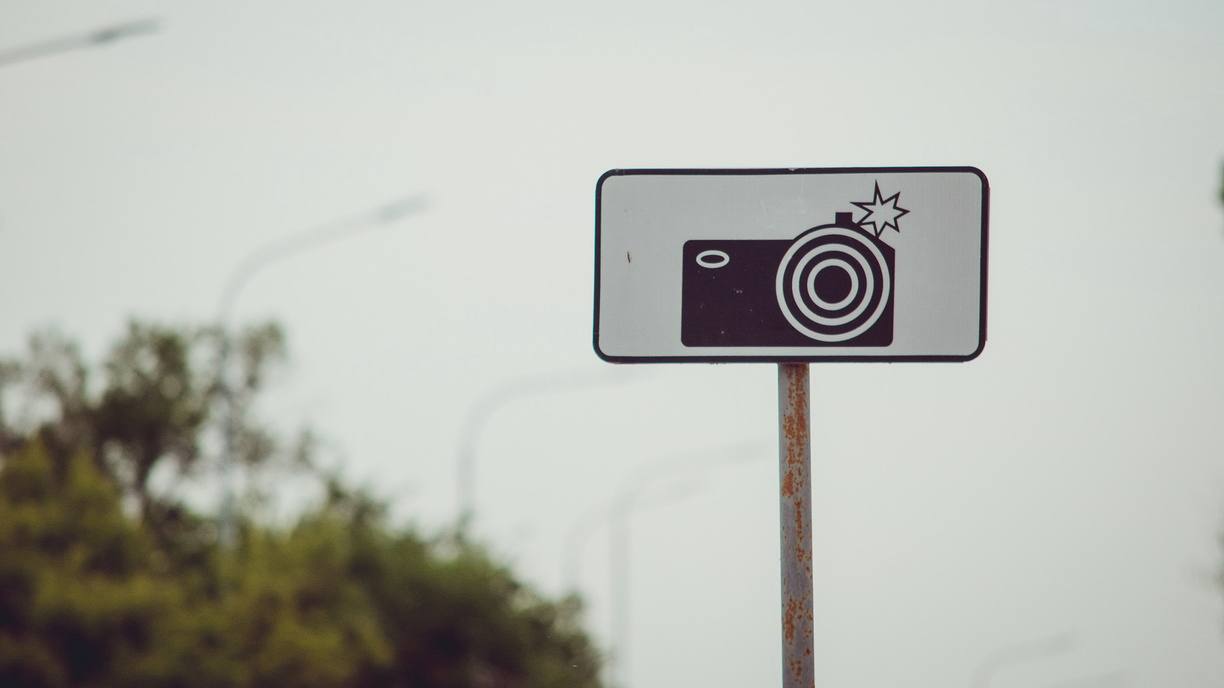 В ближайшее время во Владивостоке появятся новые камеры фиксации нарушения ПДД   Камеры будут фиксировать нарушения правил остановки и стоянки превышение скорости непристёгнутые ремни безопасности и другие нарушения Новые стационарные комплексы фиксации нарушений переведут в штатный режим работы В прошлом году камеры в тестовом режиме заработали на ряде улиц Владивостока ещё 10 комплексов уже действуют на Некрасовском путепроводе и проспекте 100 летия Владивостока Источник codd vl vmfareast