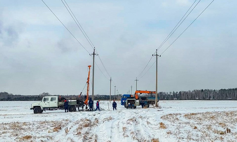 9 районов Новосибирской области остались без электричества из-за шторма  Энергетикам приходится устранять аварии в условиях плохой видимости и метели со шквалистым ветром. Об этом сообщили в пресс-службе АО «Россети» 22 января.  По данным энергетиков, обрывы линий электропередач, схлёсты, разрушение изоляторов и прочие повреждения были зафиксированы в 9 районах области. Больше всего аварий в Доволенском, Убинском и Сузунском районах. На их ликвидации работают 10 бригад и 13 единиц техники.  Ещё 29 укомплектованных бригад, 45 единиц техники и 10 резервных источников общей мощностью 2260 кВт «Россети Новосибирск» готовы к работе в случае ухудшения погодных условий и увеличения количества повреждений ЛЭП.  Фото: пресс-служба АО «РЭС»       Прислать новость