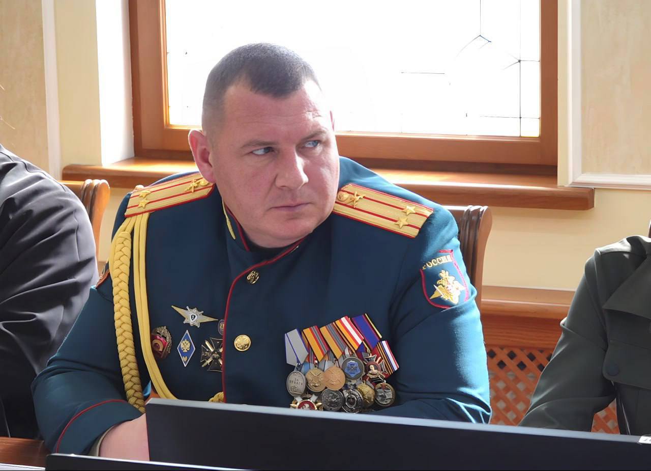 Александр Комбаров: «Я искренне верю, что участники проекта «Герои Херсонщины» вдохновят молодое поколение на служение своей стране» Депутат Государственного Совета Республики Крым Александр Комбаров прокомментировал реализацию регионального кадрового проекта «Герои Херсонщины». Его участниками также стали жители Крыма. «Проект «Время героев» — это не просто инициатива, это проявление глубокой благодарности и уважения к тем, кто снарядом и кровью защищал нашу родину. Создание аналогичного проекта в соседнем для нас регионе — в Херсонской области «Герои Херсонщины» — является важным шагом на пути к восстановлению и поддержанию нашего единства. Я знаю, что среди участников проекта есть и крымчане, которые доблестно защищают наши рубежи на Херсонском направлении», - отметил Александр Комбаров. Александр Комбаров также подчеркнул, что подобные проекты предоставляют бойцам превосходную возможность не только получить новые знания и навыки, но и адаптироваться к мирной жизни, что является крайне важным для их будущего и для общества в целом. «Имена финалистов проекта «Герои Херсонщины», которые будут оглашены в конце июня, откроют новую страницу в жизни участников, ведь обучение на базе РАНХиГС — это не только знание, но и возможность занять ответственные управленческие позиции в братском для Крыма регионе» - заявил он.