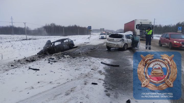 Два человека получили травмы в ДТП в Верхнеуслонском районе  В результате столкновения одна из машин загорелась.