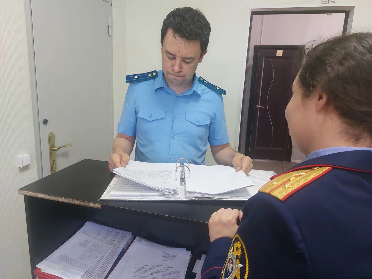 1 2 3 Прокуратура Заволжского района г. Ульяновска проводит проверку исполнения законодательства, регламентирующего вопросы приема, регистрации и рассмотрения сообщений о преступлениях. Особое внимание уделяется выполнению должностными лицами следственных органов обязанностей по проведению проверок по фактам смертей граждан, получивших травмы при криминальных обстоятельствах. При выявлении нарушений будут приняты меры прокурорского реагирования.