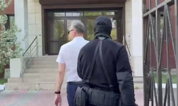 Начальника управления капстроительства Бурятии оставили под домашним арестом Накануне Советский райсуд Улан-Удэ по ходатайству следствия продлил домашний арест начальнику управления капстроительства Бурятии Анатолию Урбанову. Руководитель УКС останется под ним до 26 сентября. Постановление пока не вступило в законную силу. Самого Урбанова задержали в конце мая. Против чиновника возбудили уголовное дело за превышение должностных полномочий – по пункту «е» части 3 статьи 286 Уголовного кодекса РФ фото – прокуратура Бурятии