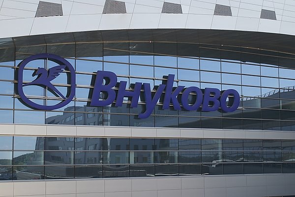 Самолет из Москвы в Анталью вернулся в аэропорт Внуково Пассажирский самолет, выполняющий рейс Москва – Анталья, вернулся в аэропорт Внуково. Об этом сообщает ТАСС со ссылкой на данные авиационных служб. "Пассажирский Airbus A321, вылетевший в Анталью из Внуково, возвращается в аэропорт из-за возможной неисправности", – сказал собеседник агентства. Позднее в авиционных службах сообщили, что самолет благополучно совершил посадку. aviaru.net/n285392