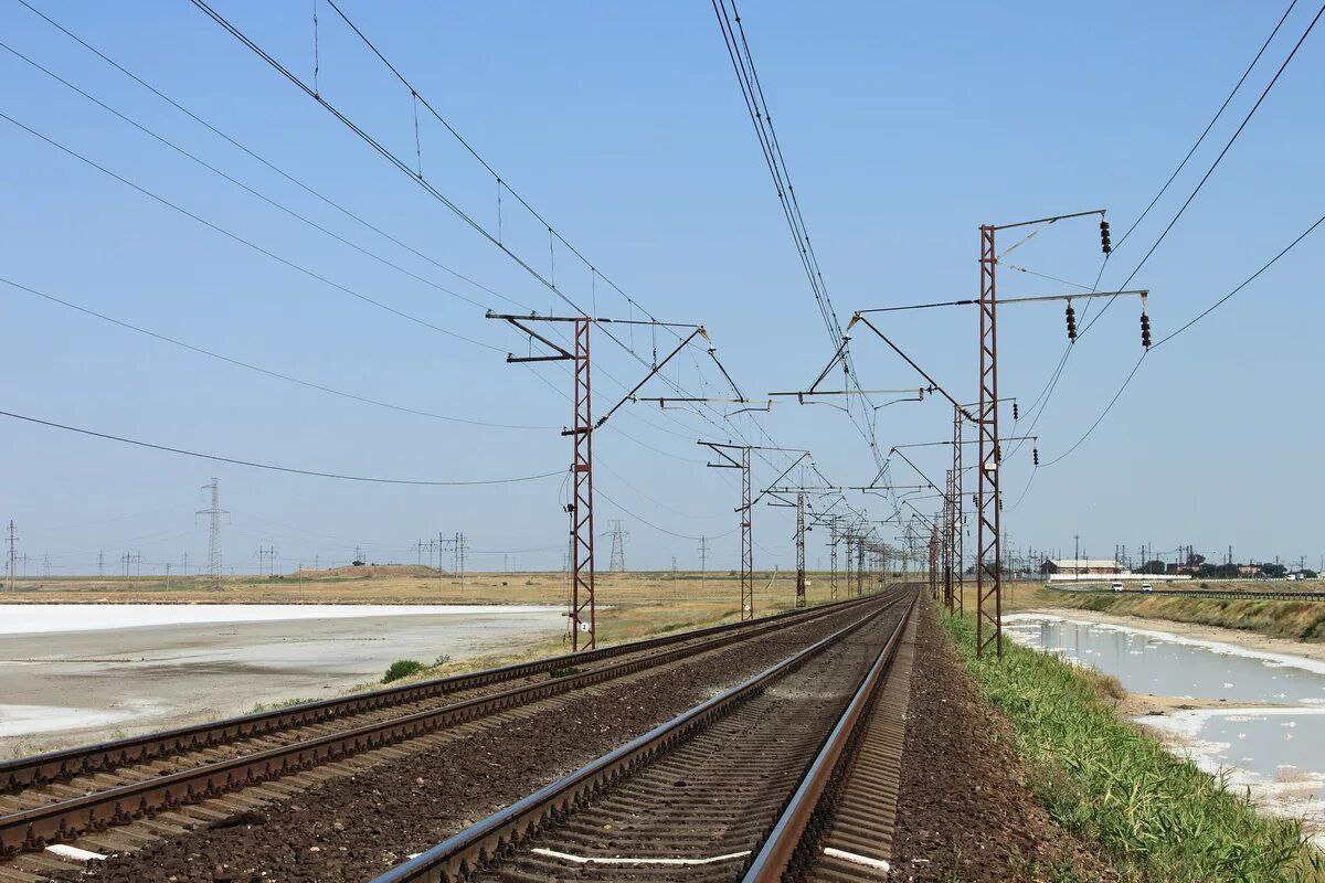 ДНР готовит запуск железнодорожного сообщения с Херсонской областью Донецкая Народная Республика планирует расширение железнодорожной сети и выстраивание прямого сообщения с соседними регионами Развитие транспорта определено как одно из ключевых приоритетных направлений В перспективе планируем организовать скоростное пригородное сообщение с ЛНР а также выйти на Запорожскую и Херсонскую области связав все четыре воссоединенных региона заявил глава ДНР   В рамках этой задачи планируется не только восстановить действующие маршруты но и сформировать единую транспортную сеть между воссоединёнными регионами