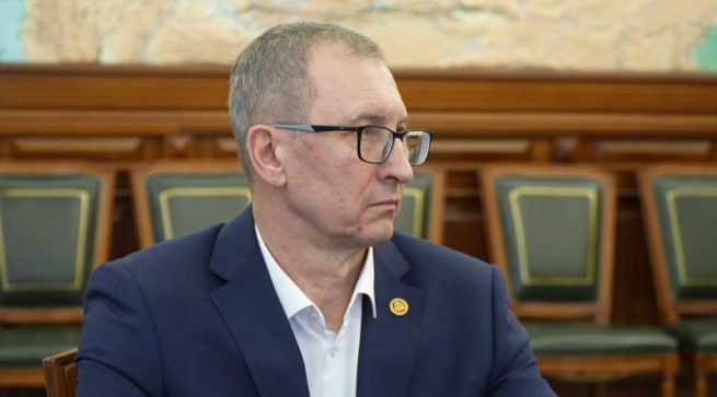 Илья Середюк сделал главу Мариинского округа министром Илья Середюк назначил заместителем областного правительства министром сельского хозяйства Александра Кривцова который многие годы возглавляет Мариинский округ Об этом руководитель региона рассказал в четверг в своих соцсетях Александр Анатольевич более десяти лет возглавлял аграрный Мариинский район За это время он добился немалых результатов в развитии сельского хозяйства Теперь его знания и опыт должны послужить всему Кузбассу сказал Середюк Он подчеркнул что Кузбассу недостаточно просто выращивать зерно или получать молоко Вместо того чтобы отправлять это за пределы региона нужно развивать глубокую переработку и производить продукт с высокой добавленной стоимостью Губернатор поручил Кривцову организовать сопровождение проектов для которых есть инвесторы     Подписаться на VSE42 Ru