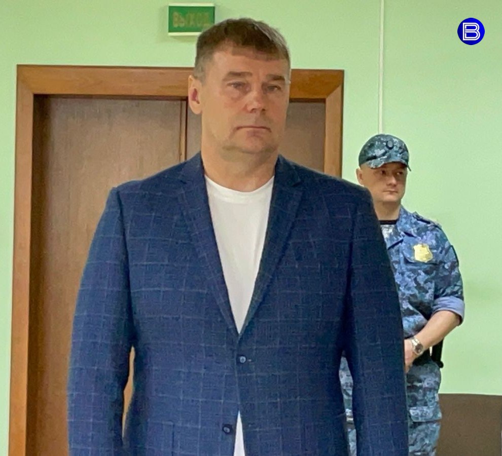 Замминистра – в тюрьму Бывшего замминистра транспорта Новосибирской области приговорили к трём годам колонии. Сергей Ставицкий умудрился получить 1,5 миллиона рублей из бюджета за аренду собственной машины. Схема была простой: Ставицкий зарегистрировал свой автомобиль на другое лицо, по факту продолжал свободно им пользоваться, но по бумагам – арендовал его. Выделенные на это деньги клал себе в карман. Помогал ему провернуть схему начальник подведомственного минтрансу ТУАДа Михаил Чуманов. Теперь уже тоже бывший. Сергея Ставицкого ждёт не только колония, но и штраф в полмиллиона рублей. Его взяли под стражу в зале суда для отправки по этапу. Украденные из бюджета деньги со Ставицкого уже взыскали обратно в казну. Свою вину он отрицает, считает приговор несправедливым и собирается обжаловать его. Фото: Анна Петрова, Управление Судебного департамента в Новосибирской области Вести Новосибирск