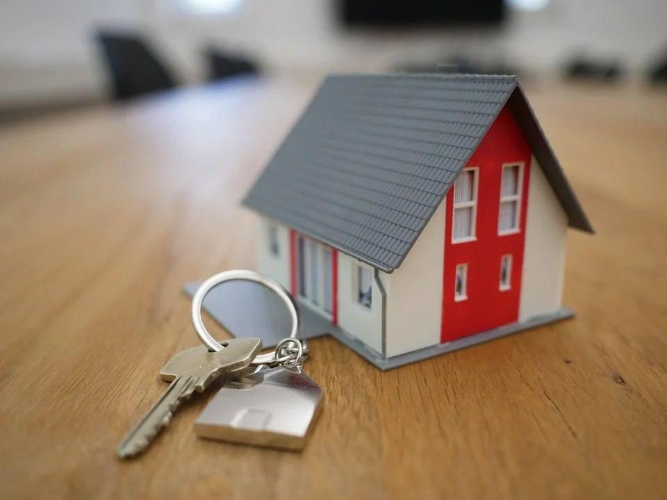 Совфед разработает законопроект об арендном жилье для молодых семей Инициатива предполагает введение ежемесячной компенсации части расходов на съем жилья для молодых семей которые признаны нуждающимися в улучшении жилищных условий Член комитета Государственной Думы по труду социальной политике и делам ветеранов Екатерина Стенякина stenyakina ep в прямом эфире радиоканала Слушаем на Радио России В стране продолжает работать программа Семейная ипотека ипотека под 6 Это действительно крошечный процент который ниже инфляции и только благодаря решению президента эта программа продолжает работать Лимитов по ней практически не существует Буквально недавно российским правительством было принято решение еще об увеличении денежных средств на программу семейной ипотеки потому что она сейчас очень востребована молодыми семьями и семьями с детьми Наши семьи могут воспользоваться в качестве первого взноса средствами материнского капитала То есть здесь государство создало все условия Но по разным причинам по разным обстоятельствам семья не всегда хочет или может приобретать жилье Поэтому использует возможности арендного жилья Мы прекрасно понимаем что стоимость аренды на рынке весьма высока И может быть семья вынуждена какое то время проживать на территории конкретного муниципального образования из за того что платят высокую аренду они не обзаводятся детьми И здесь предлагается такое решение создать банк арендного жилья для молодых семей и для семей с детьми Этот банк естественно должен принадлежать какому то органу власти региональному либо муниципальному Это могут быть обычные дома в которых за счет бюджетных средств выкупаются квартиры муниципалитетом либо регионом и потом на льготных условиях жилье предоставляется в аренду семьям с детьми Слушать Подписывайтесь на Радио России в Телеграм MAX и скачивайте официальное приложение Радио России