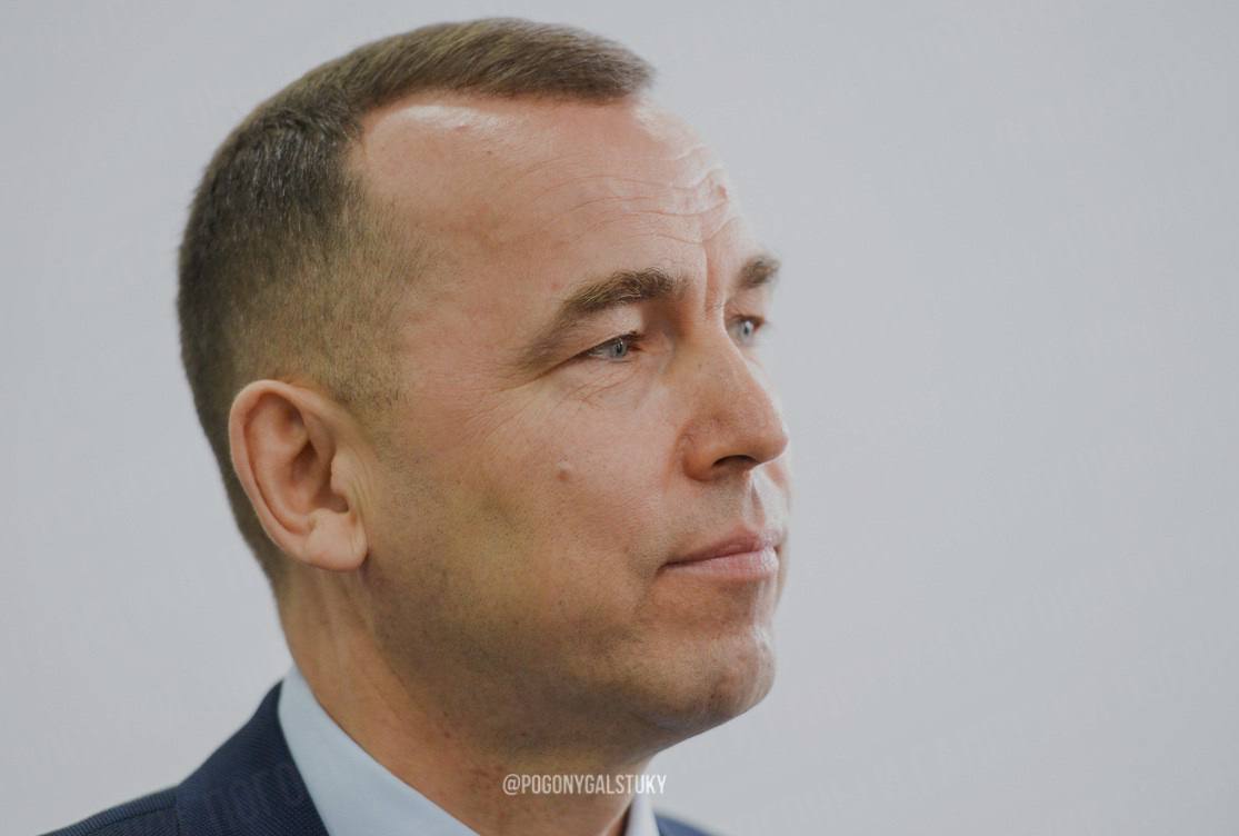 Курганский губернатор Шумков заявил, что рост больших городов вредит стране и демографии. По его словам, мегаполисы вытягивают людей из деревень и районов, превращая страну в «скученное, многоэтажное безжизненное пространство». Большие города лишены демографических перспектив, а ведь русских должно быть больше, заявил политик. «Мы сжимаем территорию, которую осваивали наши предки. Теряем дух, теряем желание расти и развиваться. И это не вопрос эффективности экономии бюджетных трат и целесообразности монетарного подхода. Это вопрос выживания нации. Нужна иная стратегия. Русских должно быть много», — подчеркнул Шумков. Главный политический канал Урала