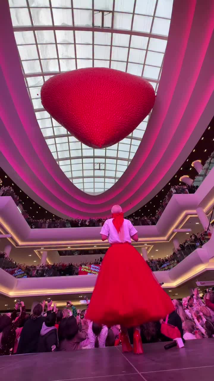 В ТРЦ Ривьера прошел массовый сброс 100 тысяч шаров ко Дню всех влюбленных