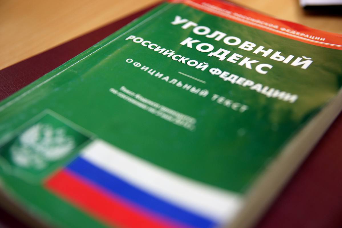 Краснодарец обвиняется в смертельном избиении мужчины в Сочи Следователем следственного отдела по Лазаревскому району города Сочи СКР по Краснодарскому краю в рамках расследования уголовного дела 34-летнему жителю краевого центра предъявлено обвинение в причинении тяжкого вреда здоровью, повлекшего по неосторожности смерть мужчины ч. 4 ст. 111 УК РФ . По версии следствия, вечером 12 июля текущего года фигурант находился на набережной в поселке Лазаревском города Сочи, где у него возникла ссора с ранее незнакомым 42-летним мужчиной, который нарушал общественный порядок. В ходе конфликта обвиняемый нанес удар кулаком в область головы оппонента, от которого он скончался в машине скорой медицинской помощи по дороге в больницу. В настоящее время по ходатайству следователя судом обвиняемому была избрана мера пресечения в виде заключения под стражу. По уголовному делу продолжается выполнение следственных действий, направленных на сбор и закрепление доказательственной базы. Назначен комплекс необходимых экспертиз.