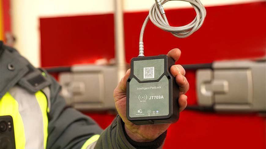 Навигационные пломбы начнут применять для контроля перевозок лесоматериалов из России в Казахстан и Кыргызстан Евразийская экономическая комиссия утвердила распоряжение о запуске не позднее 1 февраля 2026 года пилотного проекта по использованию навигационных пломб при транспортировке лесоматериалов из России в Казахстан или Кыргызстан Речь идет о лесоматериалах необработанных или грубо окантованных ТН ВЭД 4403 исключая 4403 11 000 4403 12 000 1 4403 12 000 2 4403 12 000 3 4403 21 4403 22 4403 23 4403 24 4403 25 4403 26 000 0 4403 94 000 0 4403 99 000 1 древесине бондарной бревнах расколотых сваях кольях и столбах лесоматериалах для производства тростей зонтов и ручек для инструментов щепе ТН ВЭД 4404 шпалах деревянных для железнодорожных или трамвайных путей ТН ВЭД 4406 лесоматериалах толщиной более 6 миллиметров полученных продольной распиловкой или расщеплением ТН ВЭД 4407 Читайте также ЕЭК приняла решение о начале применения навигационных пломб Logistan info Логистика Экономика