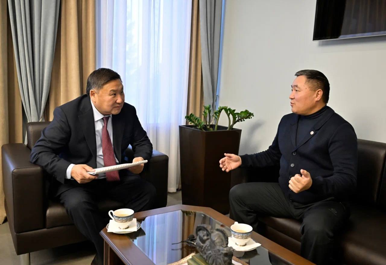 Глава Тувы Владислав Ховалыг назначил участника СВО Героя России министром молодежной политики региона Перед назначением новый министр Буян Федорович Куулар прошел конкурсный отбор по программе Герои Тувы региональному аналогу федеральной кадровой программы Время героев стажировался в министерстве которое сегодня возглавил Его наставником является сам Глава Тувы Владислав Ховалыг Герои Тувы это не просто программа это кадровый резерв и новая философия управления Здесь сочетаются боевой героизм гражданская ответственность и современные компетенции Мы будем и дальше поддерживать и расширять этот проект потому что будущее республики строят именно такие люди сильные решительные и любящие свою землю написал глава региона представляя нового члена своего кабмина