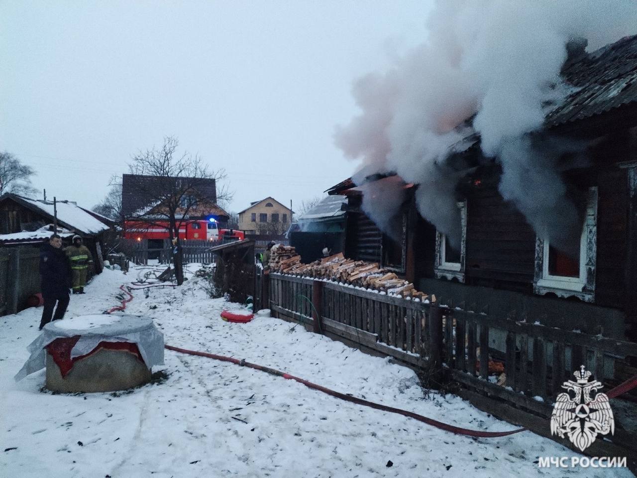 ‼ В Гаврилов-Яме сотрудники МЧС России не дали распространиться огню на соседние дома  Вчера происходило открытое горение внутри дома по всей площади с выходом огня на кровлю, а также факельное горение газовых баллонов.  10 огнеборцев и 3 единицы техники не дали огню распространится на соседние дома. К сожалению, жительница дома погибла.  В результате возгорания уничтожена кровля на площади 60 квадратных метров, повреждено внутренняя отделка и имущество на площади 84 квадратных метров.  Предварительная причина - нарушение правил пожарной безопасности при эксплуатации печного оборудования.