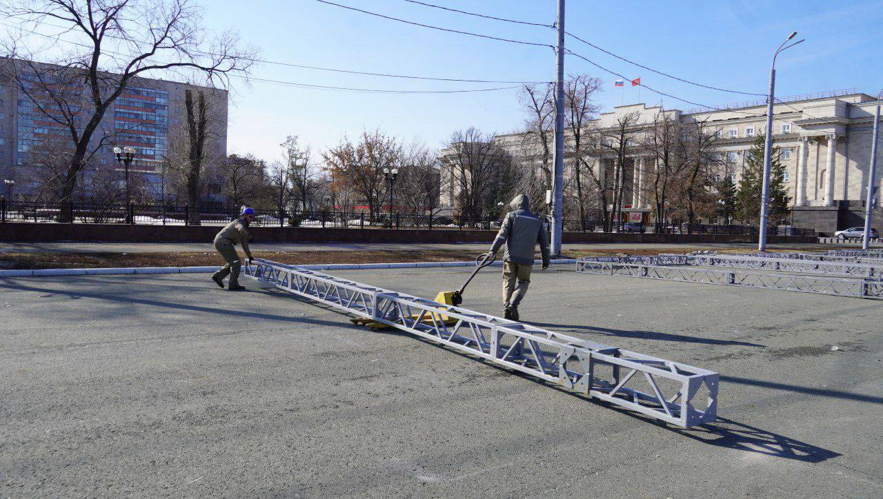 Площадь имени Ленина в Оренбурге начали готовить ко Дню Победы  #Про_Общество    В областном центре начали готовить площадь имени Ленина ко Дню Победы. Накануне здесь стартовали работы по монтажу трибун, сообщили в пресс-службе мэрии.  Уточняется, что территорию предварительно полностью расчистили. Это значит, что каркас конструкций установят с соблюдением одного из необходимых условий – на твердом основании, без снега и льда.  В администрации также сообщили, что новшеств в расстановке в этом году не будет. Монтаж трибун планируют завершить к 15 апреля, сборку сценического комплекса со световым, звуковым и видеооформлением – к 26 апреля.   Площадь украсит также 100-метровая стена, оформленная баннерами. Уже 5-6 мая площадь будет полностью готова для проведения торжеств.  Напомним, площадь Ленина является основной локацией для праздничных мероприятий, посвященных 80-летию Победы.  Фото: администрация Оренбурга