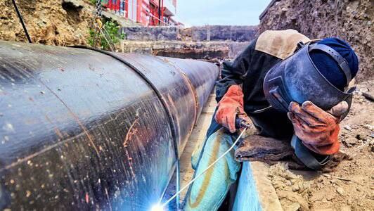 Проект капремонта сетей теплоснабжения Советского района Махачкалы первая очередь получил положительное заключение государственной экспертизы сообщает Минстрой Дагестана Документ подтверждает достоверность определения сметной стоимости работ Проект предусматривает замену изношенных стальных трубопроводов теплоснабжения общей протяженностью 4 008 22 метра на современные изолированные пенополиуретаном и оцинкованной оболочкой Эти решения обеспечат высокую энергоэффективность за счет снижения теплопотерь долговечность и механическую прочность сетей а также защитят их от коррозии Объем финансирования проекта составляет 62 млн 601 тысячу рублей Срок строительства объекта 90 дней после получения заключения госэкспертизы проектов Обновление коснется нескольких участков включая территории в районе СОШ 38 и по улице Гагарина Тели 1 091 52 м участок по улице Акаева 11а 1б 1 491 67 м участок от улицы А Султана 8Г до дома 8 421 м а также участок от ЦТП до А Султана 2Г 2 1 004 03 м