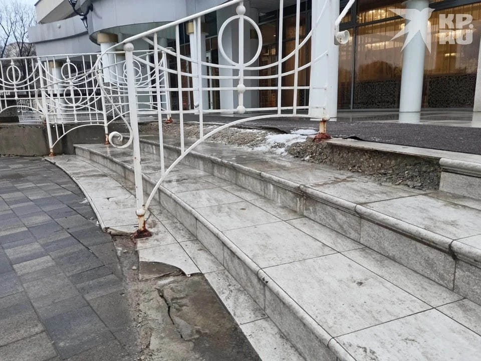 На ремонт разбитого крыльца Дворца торжеств в Рязани потребуется еще 3 месяца До конца осени планируется завершить ремонт главной входной группы Дворца торжеств в Рязани Об этом сообщил министр имущественных и земельных отношений Михаил Майоров на заседании областного правительства 26 августа По словам Майорова главная входная группа будет отремонтирована до 30 ноября а все остальные работы завершаться в конце июля 2026 года Помимо парадного крыльца за 15 млн рублей подрядчик отремонтирует четыре вспомогательных входа обновит покраску фасада главного ЗАГСа и заменит архитектурную подсветку Подписаться на КП Рязань Предложить свою новость KpRznbot