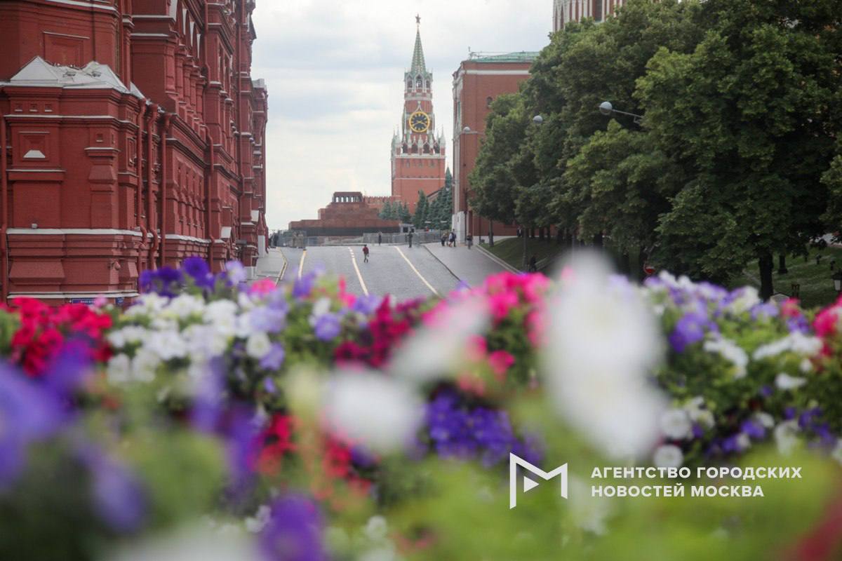 Более 50 млн цветов украсили столицу в этом году, по сравнению с 2010 годом количество цветников увеличилось почти в 2,5 раза, рассказал Сергей Собянин. Яркие клумбы можно увидеть в городе с весны до поздней осени. Мэр отметил, что в этом году город украсили более 500 тыс. растений в рамках фестиваля «Сады и цветы», который развернулся на более 70 локациях. «Москва»
