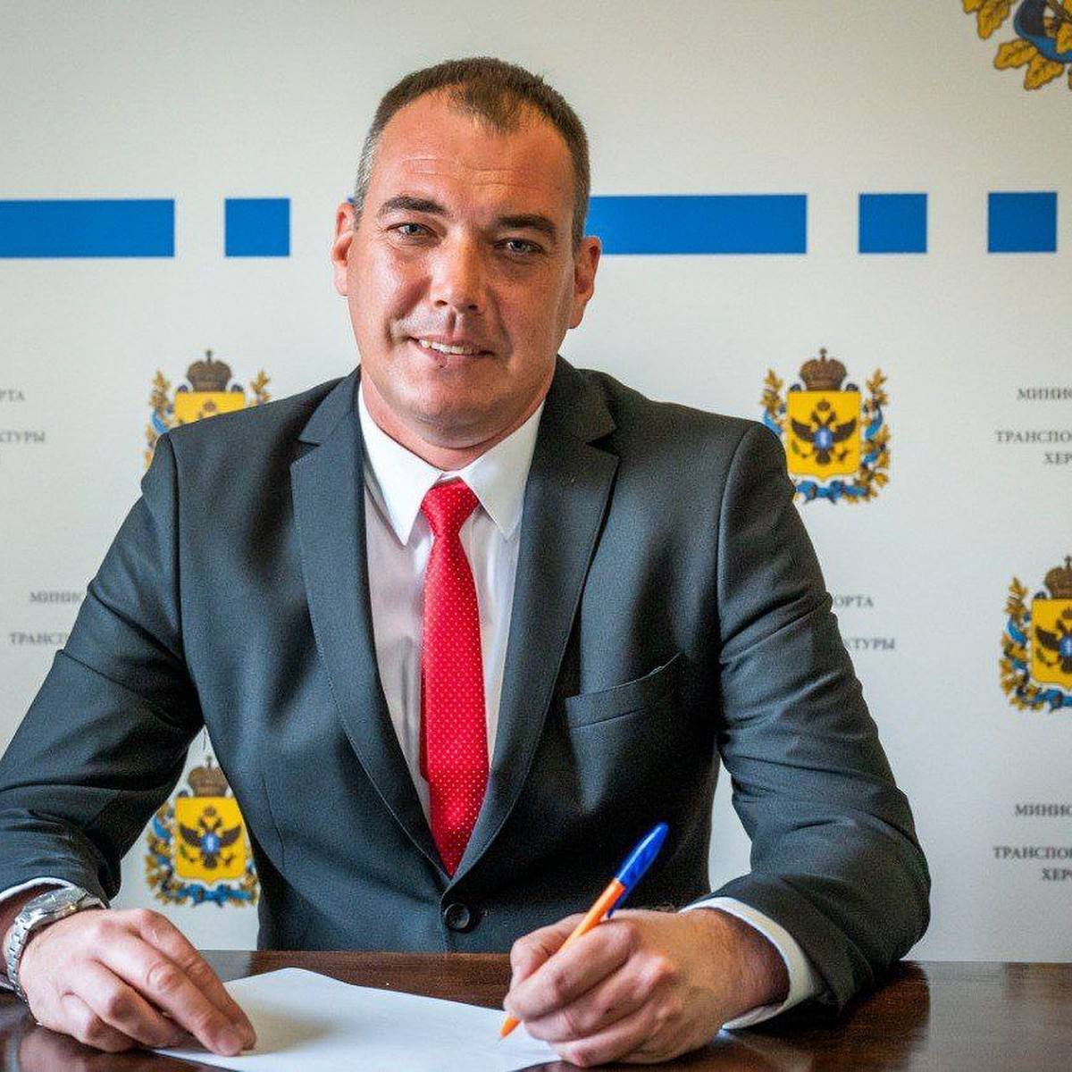 Министра транспорта Херсонской области и его зама арестовали за коррупцию — «Ъ». Чиновники «химичили» с восстановлением дорог, поврежденных в ходе боевых действий. По данным издания, Александра Балышева и Сергея Журавлева в Геническе взяли под стражу на два месяца. Фигурантов собираются отправить в Москву, где будут вестись дальнейшие следственные действия. Мужчин могут определить в СИЗО «Лефортово» или в спецблок «Матросской Тишины». «Коммерсантъ» узнал, что Балышеву и Журавлеву инкриминируется получение взятки в особо крупном размере ч. 6 ст. 290 УК от представителя одной из компаний, участвующих в строительстве и восстановлении дорожного полотна в области. Якобы чиновники получили несколько миллионов рублей за общее покровительство данной компании. Пока официальных подтверждений нет. Балышева на фото утвердили на посту министра транспорта и развития транспортной инфраструктуры Херсонской области в 2023-м.