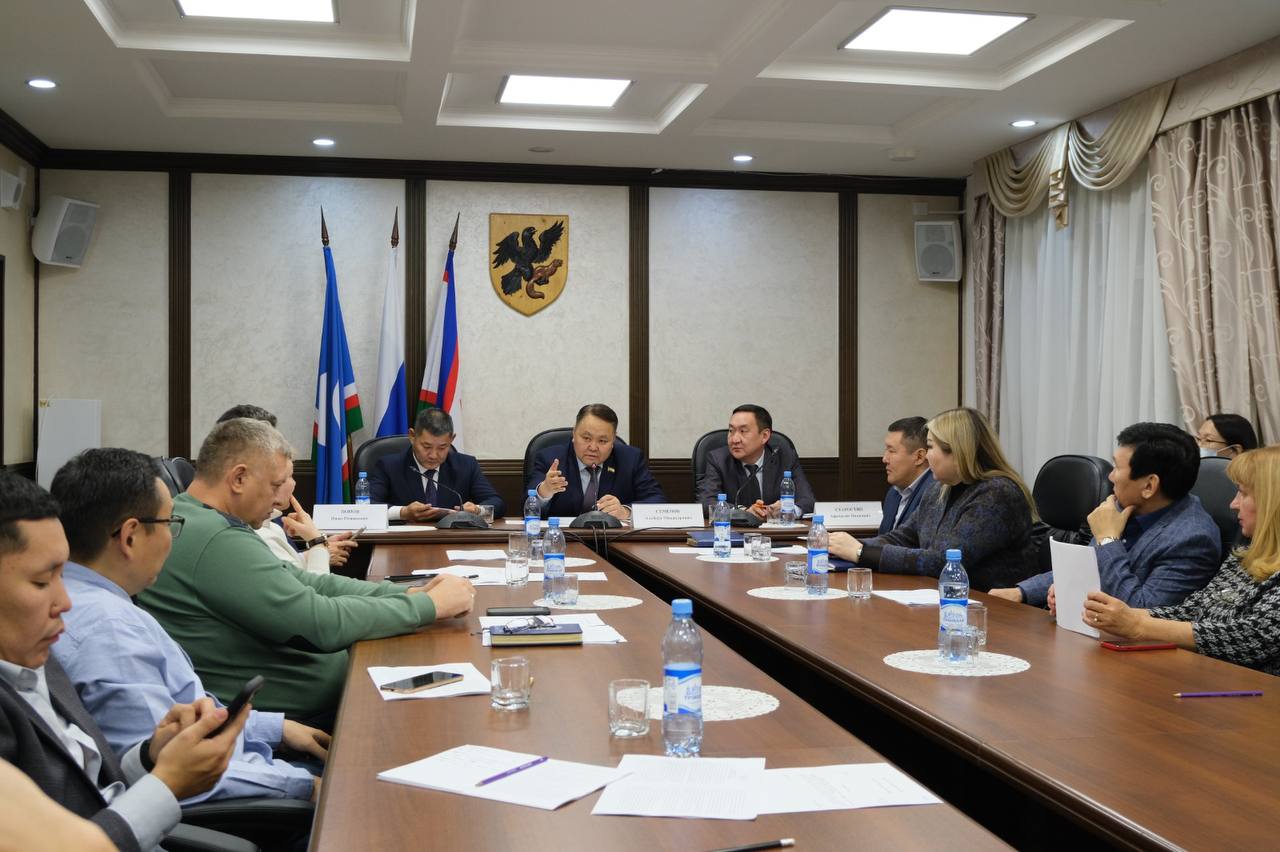 Депутаты Якутской гордумы поддержали проект закона республики о местном самоуправлении В Якутской городской Думе состоялись депутатские слушания с участием представителей Департамента по вопросам местного самоуправления Администрации Главы и Правительства Якутии и Совета муниципальных образований Якутии Ассоциации межмуниципального сотрудничества Участники слушаний обсудили проект закона О местном самоуправлении в Республике Саха Якутия разработанный во исполнение нового Федерального закона 33 ФЗ Об общих принципах организации местного самоуправления в единой системе публичной власти Реформа местного самоуправления напрямую затрагивает интересы всех муниципалитетов Для нас важно чтобы при реализации новых норм были сохранены возможности эффективной работы на местах и учтены особенности каждого муниципального образования отметил Председатель Якутской городской Думы Альберт Семенов Депутаты рассмотрели основные положения законопроекта касающиеся распределения полномочий между уровнями власти порядка избрания глав муниципальных образований и сохранения действующей системы организации местного самоуправления в республике По итогам слушаний депутаты Якутской городской Думы поддержали представленный законопроект Проект закона планируется рассмотреть в первом чтении на пленарном заседании Государственного Собрания Ил Тумэн Республики Саха Якутия которое состоится 26 27 ноября ykt gorduma