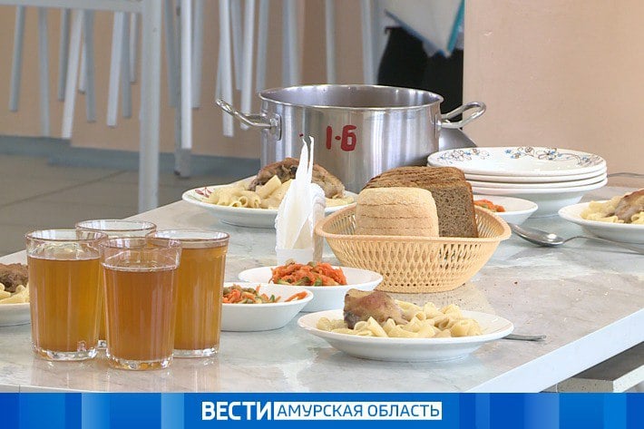 В Белогорске выявили нарушение в организации питания школьников  При проверке общеобразовательных учреждений прокуратура Приамурья обнаружила, что одна из школ не имела необходимых сопроводительных документов на продукты. Было возбуждено административное дело, к дисциплинарной ответственности привлекли сотрудника, заведующего организацией питания. Также директор образовательной организации заплатит штраф, сообщает прокуратура области.