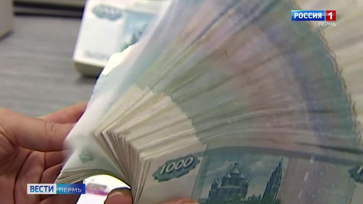 В Александровске сотрудница банка похитила у граждан свыше 6 млн рублей Прокуратура г. Александровска утвердила обвинительное заключение по уголовному делу в отношении бывшей сотрудницы банка. По версии следствия, в период с 2021 по 2024 г.г., сотрудница местного отделения банка, консультируя пожилых граждан, которые обращались к ней за помощью при внесении платежей за услуги ЖКХ, погашении кредитных обязательств, получив доступ к личным данным клиентов, оформляла на них займы через мобильное приложение. Полученные денежные средства переводила себе на банковский счет и распоряжалась ими по своему усмотрению. Всего от незаконных действий пострадало 11 граждан. Уголовное дело направлено в суд для рассмотрения по существу.