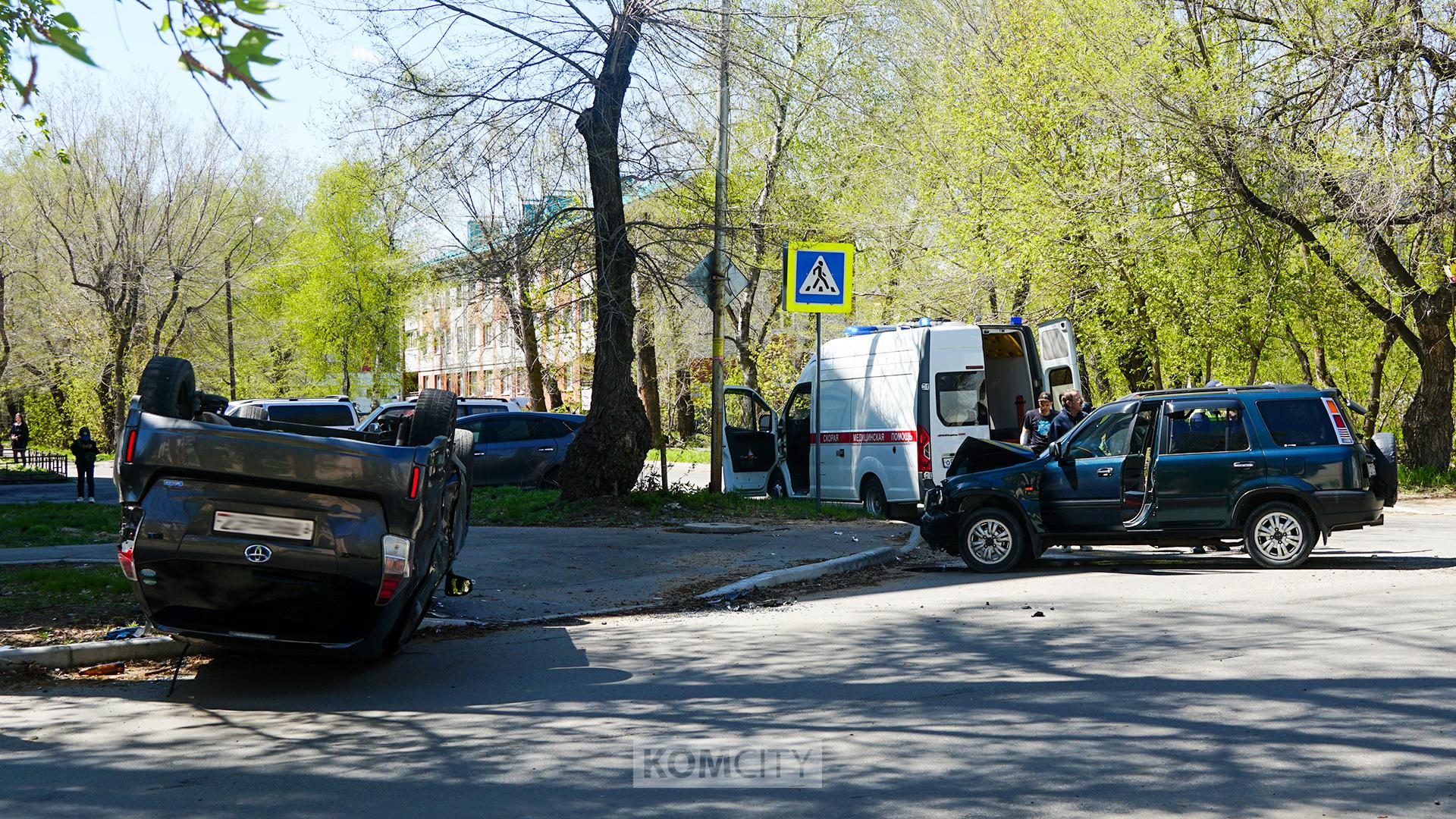 На перекрёстке Пионерской — Красноармейской всё-таки установят светофор  Как ни убеждала администрация горожан, что перекрёсток Красноармейской и Пионерской «не является очагом аварийности», вопреки здравому смыслу даже чиновникам сложно выстоять. Постоянные нелепые аварии на этом перекрёстке даже жителей прилегающих к перекрёстку домов, обеспокоенных безопасностью своих детей и уставших об бездействия властей, побудили самостоятельно нанести надпись «Стоп» на асфальт и обрезать ветки, закрывающие знаки приоритета.  Теперь на проблемном перекрёстке всё же появится светофор. Установят его уже в этом году. Об этом сообщил глава города Дмитрий Заплутаев, комментируя выделение Комсомольску 81 млн рублей на меры по обеспечению безопасности дорожного движения.