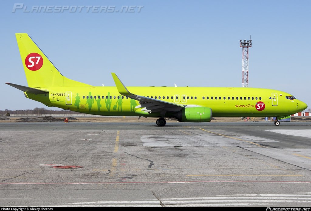S7 выросли за счёт налёта S7 Airlines по итогам 1 квартала 2025 года увеличила пассажиропоток до более чем 2,8 млн. пассажиров, что на 3% больше по сравнению с аналогичным периодом прошлого года. При этом на 6% выросло количество выполненных рейсов. Рекордный рост зафиксирован на международных направлениях авиакомпании – пассажиропоток вырос на 68% по сравнению с аналогичным периодом прошлого года, а количество рейсов выросло на 79%. При этом флот авиакомпании почти не увеличился: из полученных в прошлом году трёх Airbus A321 из-под «Ямала» в первом квартале эксплуатировался только один борт, остальные поставили на хранение после завершения весенне-летнего расписания и с тех пор они не летали. Так что роста производственных показателей удалось достичь преимущественно за счёт увеличения налёта на эксплуатирующихся воздушных судах. Конкретных цифр перевозчик, впрочем, не приводит: «Налёт существенно вырос по сравнению с аналогичным периодом прошлого года, при этом загрузка кресел находится на стабильном и высоком уровне», – сообщила пресс-служба авиакомпании. При этом S7 продолжает укреплять свои позиции в сибирских хабах с сокращением присутствия в Москве: в Иркутске и Новосибирске пассажиропоток увеличился на 16% по сравнению с прошлым годом, при этом из Москвы наиболее популярными направлениями у пассажиров S7 стали именно перелёты в эти два хва хаба с дальнейшими разлётами по ВВЛ и МВЛ. Всего в 1 квартале у S7 летали 9 Airbus A321ceo, 15 A320ceo, 10 A320neo, 16 Embraer-170 и все 18 Boeing 737-800 из них 2 грузовых , итого 68 воздушных судов из 104.